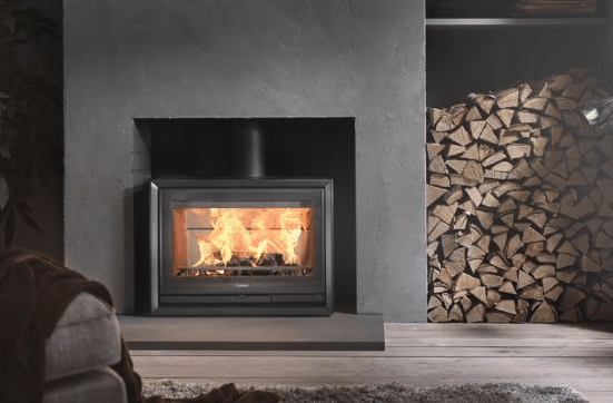 Fireplace haarden - sfeer foto Strakke woonkamer met grijzige tinten en een gietijzeren kachel van Fireplace Haarden