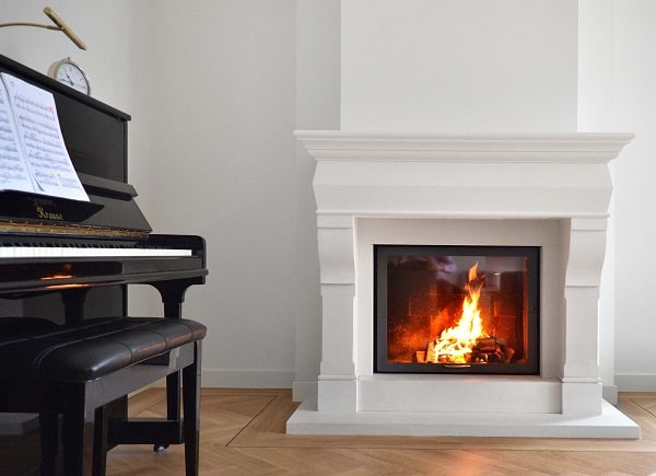 De Griffioen - Sfeerfoto Strakke woonkamer met grijzige tinten en een gietijzeren kachel van Fireplace Haarden