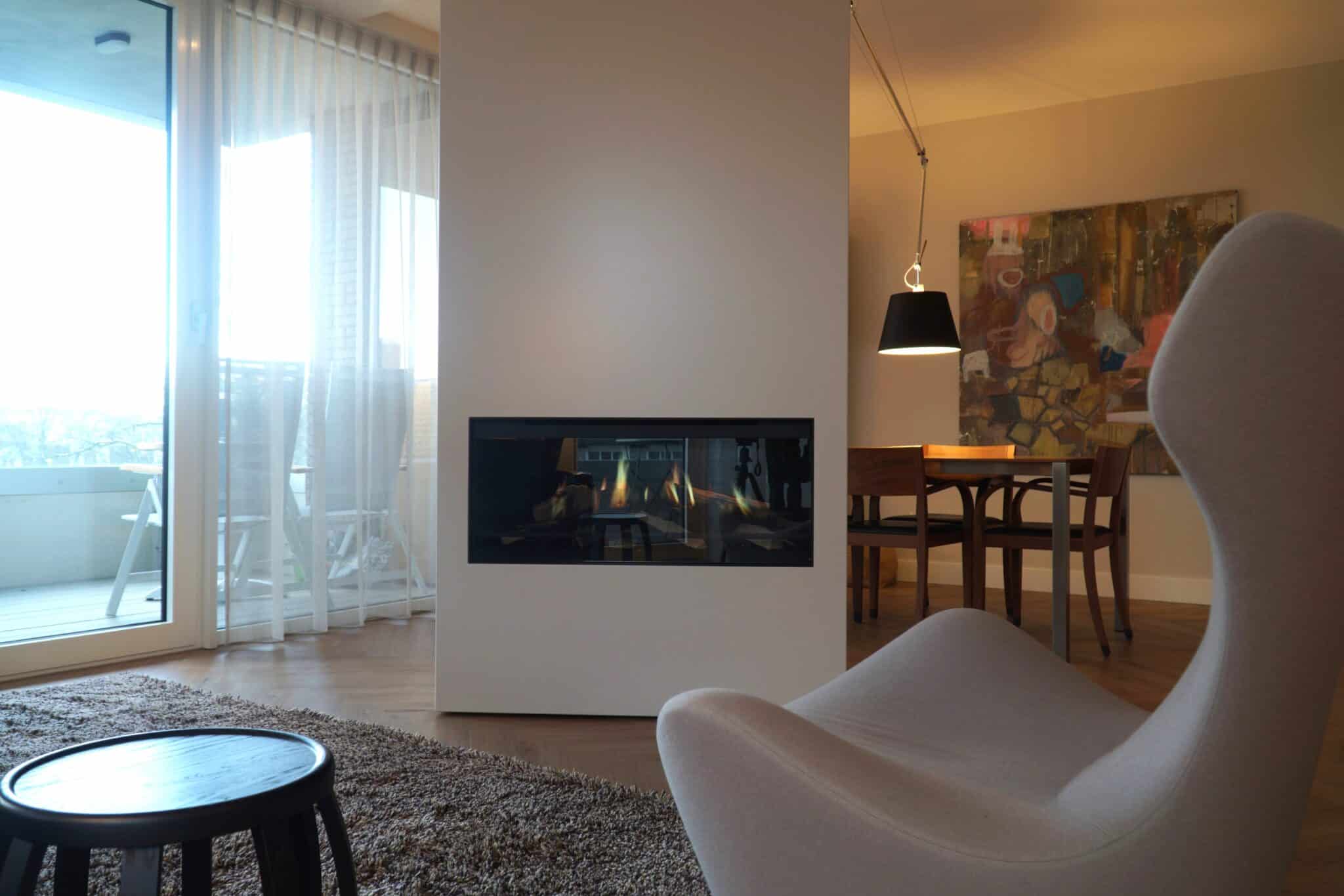 Haard-Jos-Harm Strakke woonkamer met grijzige tinten en een gietijzeren kachel van Fireplace Haarden