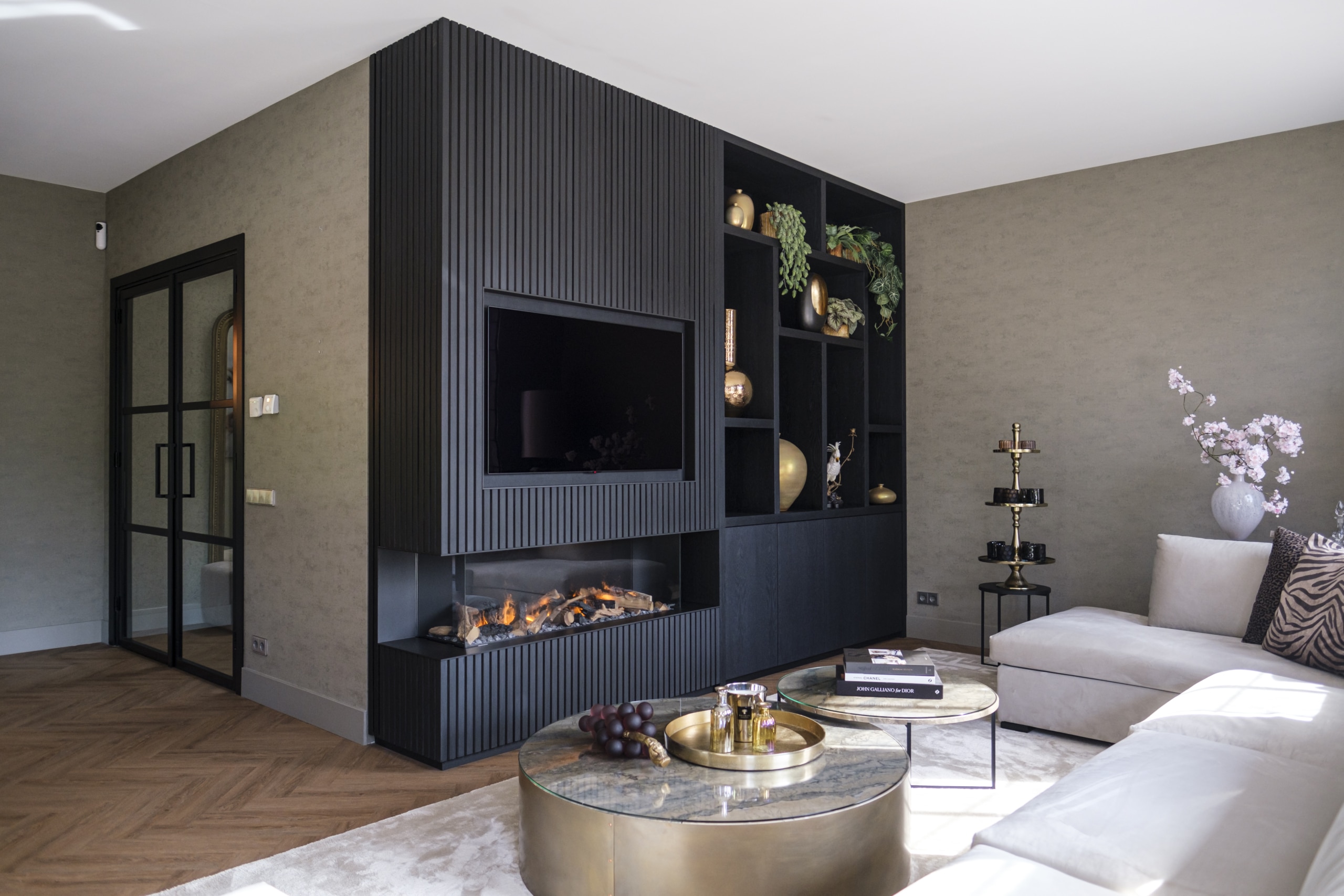 Haardencentrum-Alkmaar-sfeerfoto Strakke woonkamer met grijzige tinten en een gietijzeren kachel van Fireplace Haarden