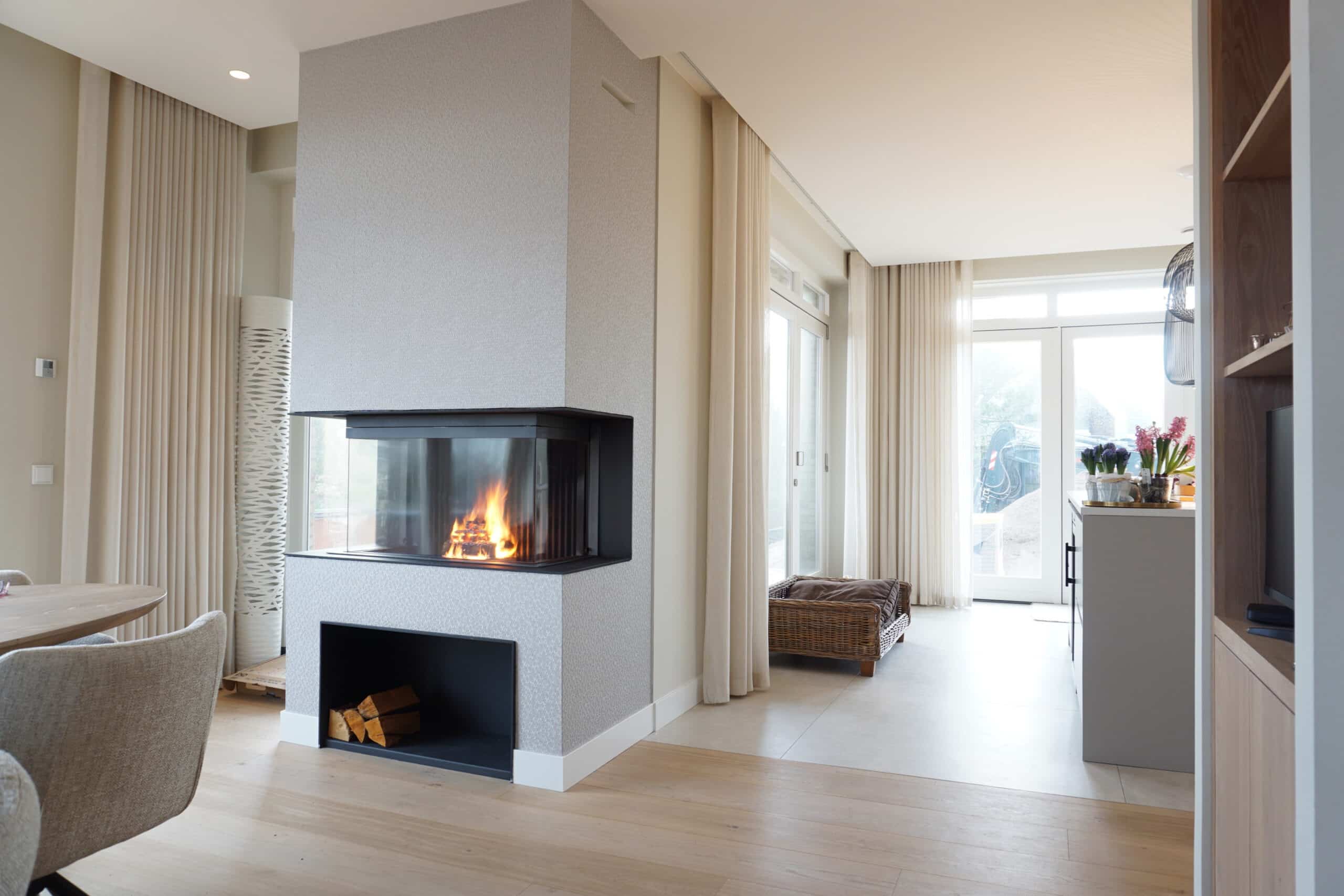 groenekolenboer-kachelleveranciers-Noord-Holland moderne keuken met neutrale tinten en een strakke houtkachel