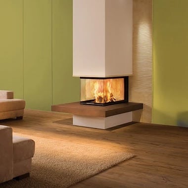 woonkamer met groene accentueer en een mooie ingebouwde houtkachel