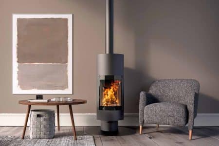 tibas-haard-kachel-sfeerfoto Strakke woonkamer met grijzige tinten en een gietijzeren kachel van Fireplace Haarden