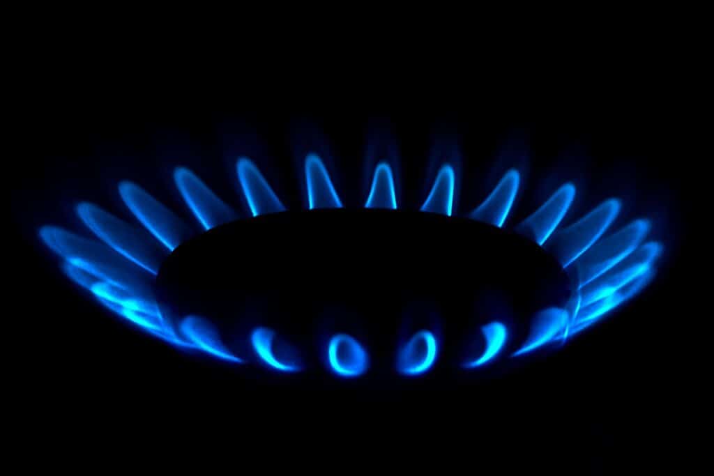 Blauwe vlammen van een gasbrander