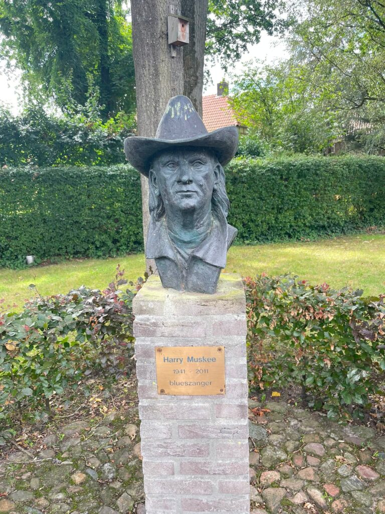 Buste Harry Muskee in Grolloo, gemeente Aa en Hunze