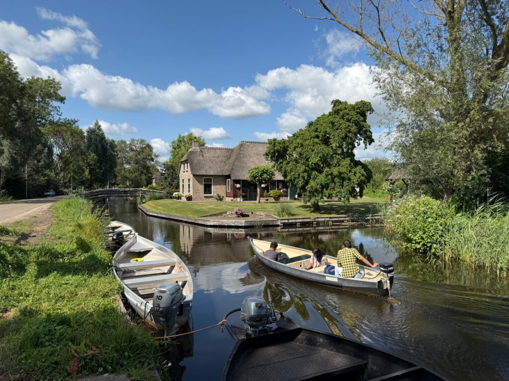 Dorpsgezicht Giethoorn met rietgedekte boerderij aan de Kerkweg in Giethoorn, gemeente Steenwijkerland