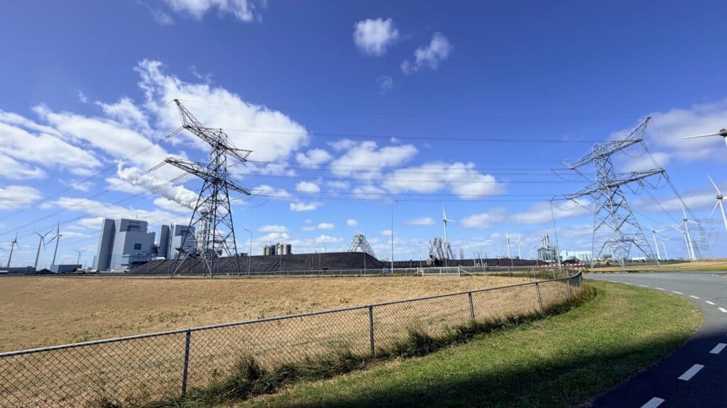 Energiecentrale met kolenopslag en windturbines in Eemshaven, gemeente Het Hogeland