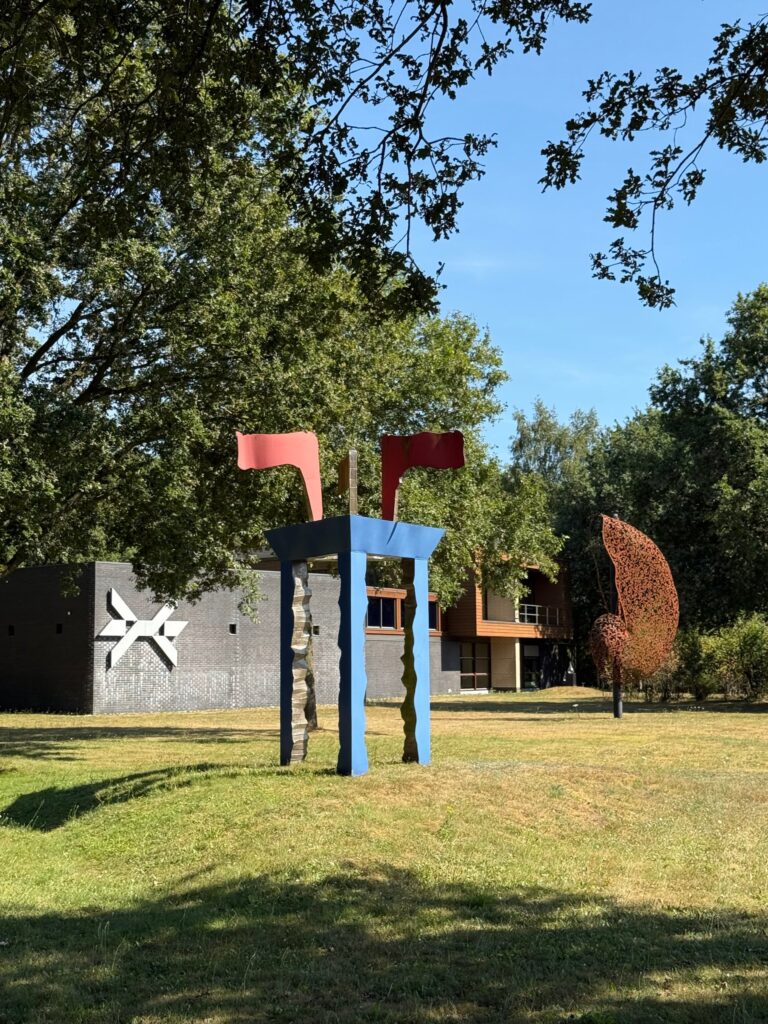 Herinneringscentrum Kamp Westerbork (beeldentuin/terrein bij de entree, Oosthalen 8, Hooghalen) in Hooghalen, gemeente Midden-Drenthe