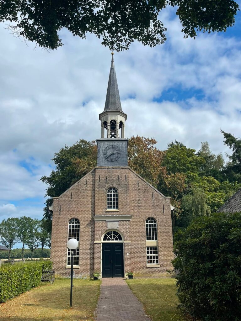 Kerkje (kleine dorps-/wijkkerk met torenspits en klok) in Grolloo, gemeente Aa en Hunze