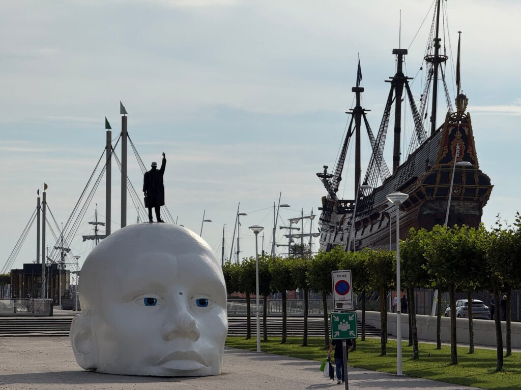 Kunstwerk 'Het Hoofd' op het Bataviaplein bij de Bataviawerf in Lelystad