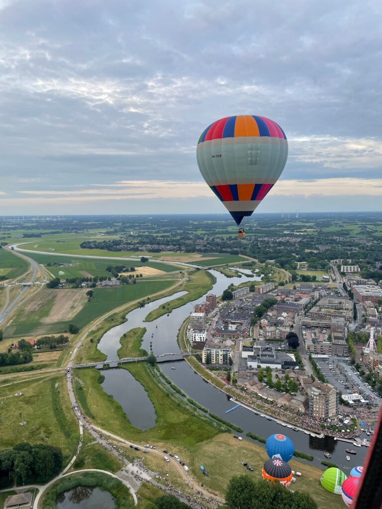 Rivier de Vecht en centrum Hardenberg vanuit heteluchtballon in Hardenberg