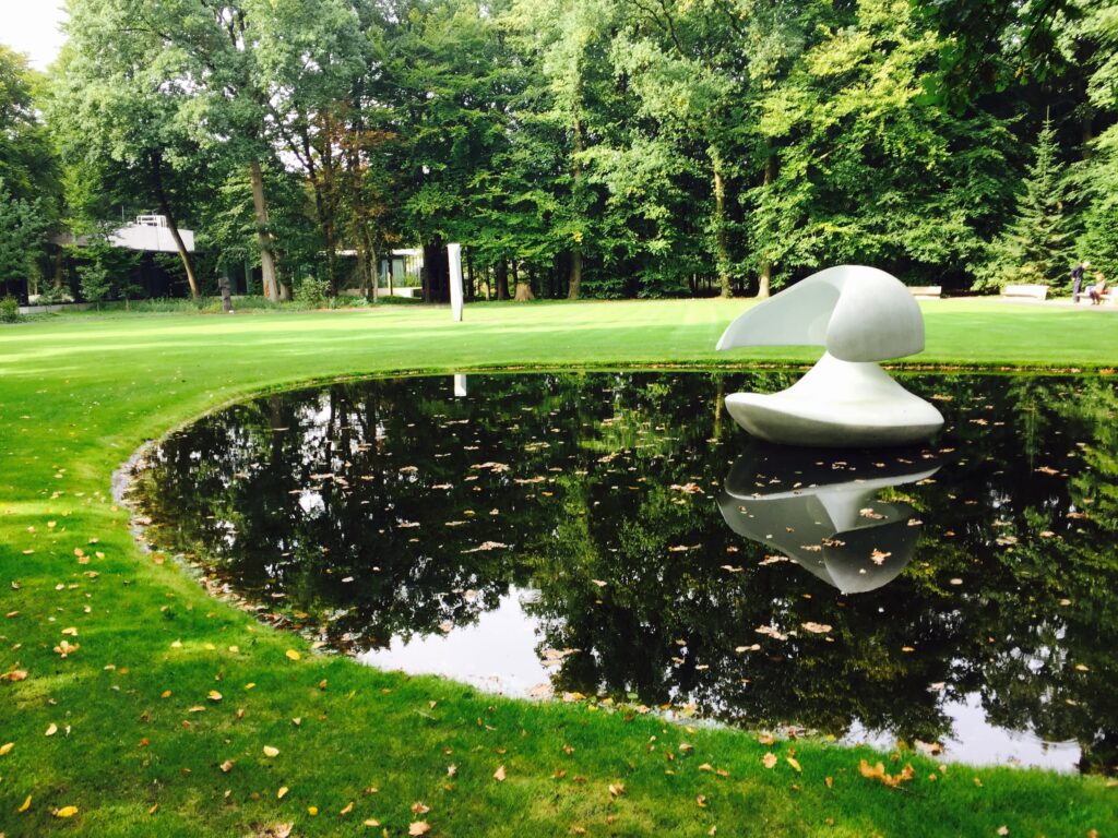 Sculpture flottante 'Otterlo' (Marta Pan) in Otterlo, gemeente Ede