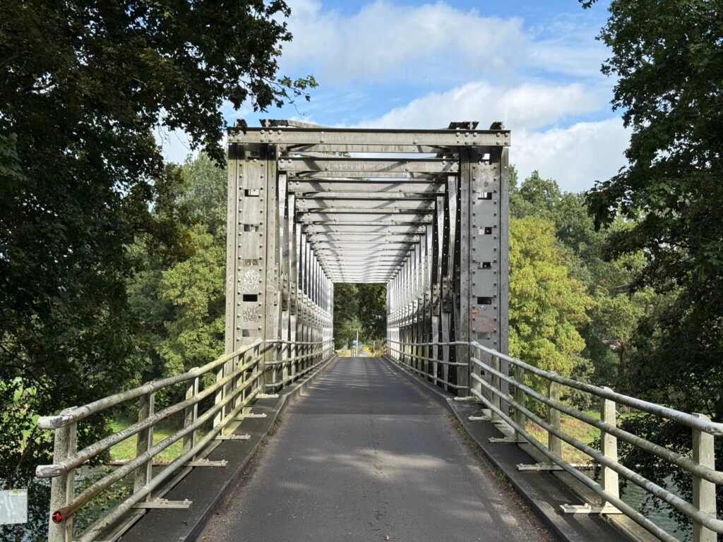 Stalen brug over de Berkel (Ehzerallee, Almen) in Almen, gemeente Lochem