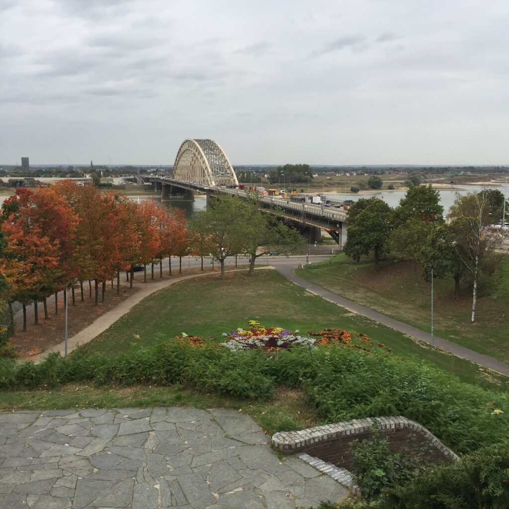 Waalbrug, gezien vanaf Valkhofpark in Nijmegen